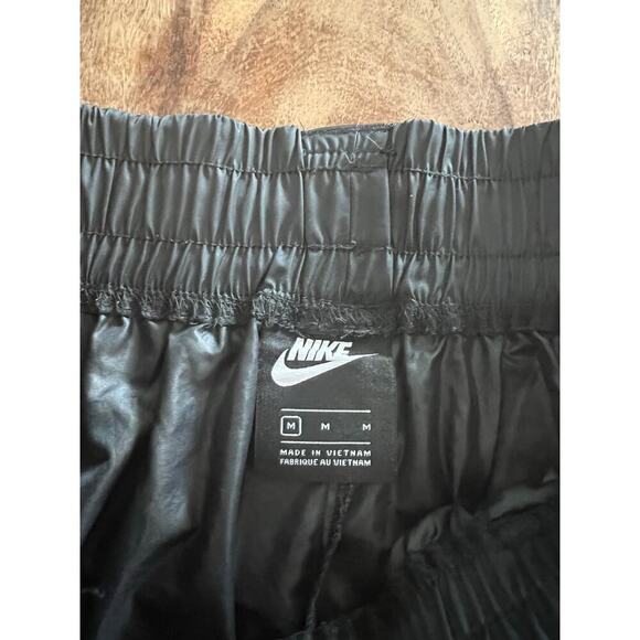 Nike Women's Glossy Black Loose Fit Woven Belted Shorts Size Medium - Picture 5 of 7